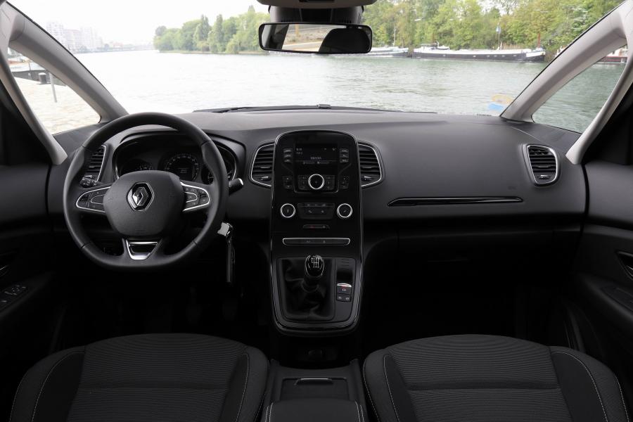 Торпедо Renault Scenic (J9) 2016 года  (фото 23 из 57)